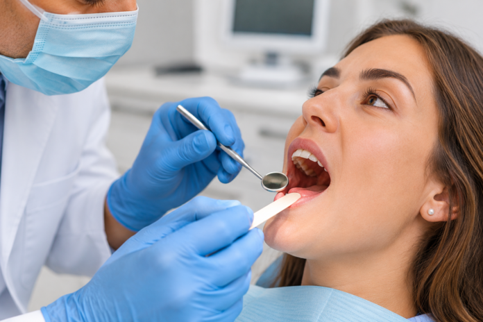 Examen dental en clínica moderna Examen dental en clínica moderna